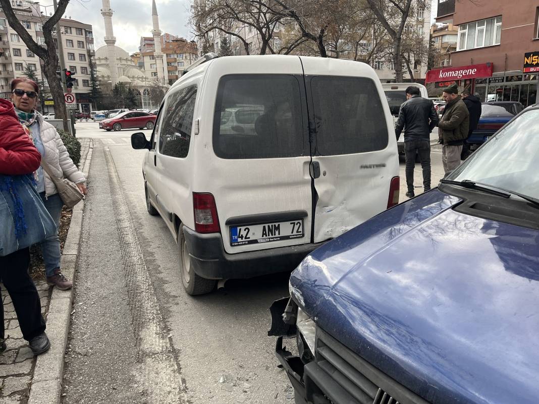 Konya merkezde feci kaza! Kamyonet 7 aracın arasına daldı 1